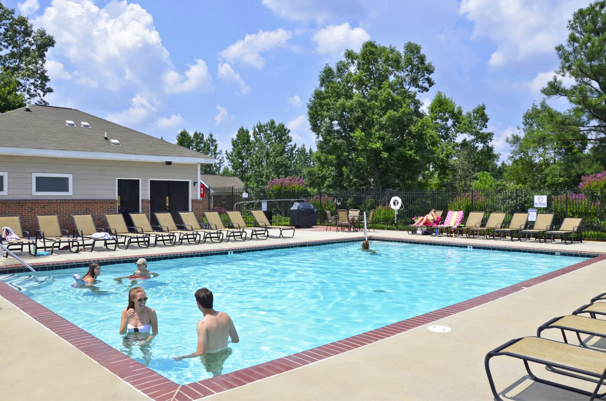 river-club-athens-the-townhomes-at-river-club-off-campus-apartments-near-the-university-of-georgia-swimming-pool