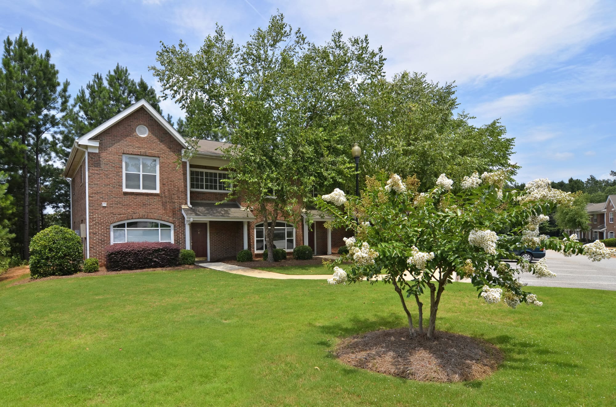 river-club-athens-the-townhomes-at-river-club-off-campus-apartments-near-the-university-of-georgia-townhome-exterior-with-landscaping